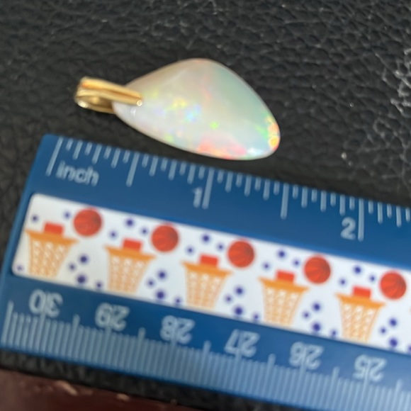 Pre owned 18k gold Ethiopian opal pendant - Picture 10 of 10